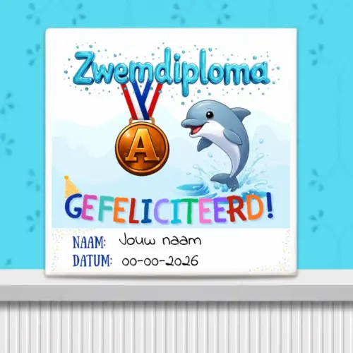 Sfeerafbeelding van tegeltje zwemdiploma A met vrolijke dolfijn opdruk en gekleurde letters gefeliciteerd gepersonaliseerd met naam en datum.