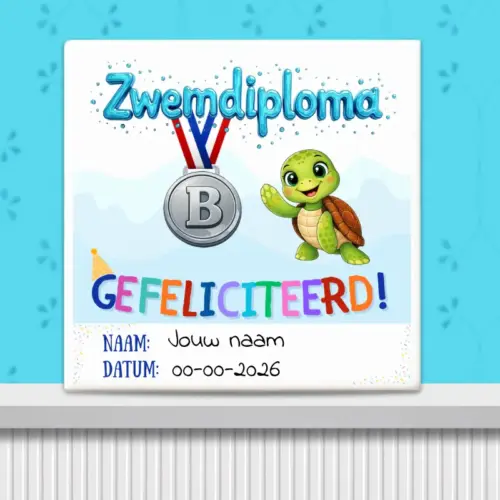 Sfeerafbeelding van tegeltje zwemdiploma B met vrolijke schildpad opdruk en gekleurde letters gefeliciteerd gepersonaliseerd met naam en datum.