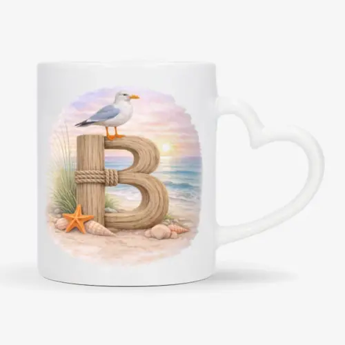 Mok met afbeelding van strand thema; letter B van hout met op de letter een meeuw. De mok heeft een hartvormig oor.