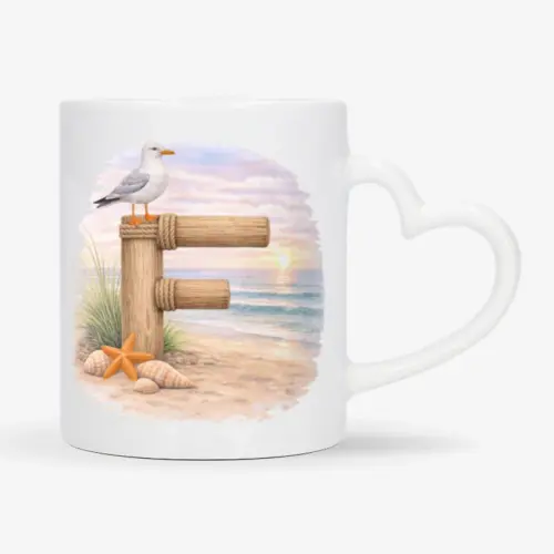Mok met afbeelding van strand thema; letter F van hout met op de letter een meeuw. De mok heeft een hartvormig oor.