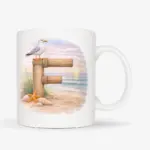 Mok met afbeelding van strand thema; letter F van hout met op de letter een meeuw. De mok heeft een standaard oor.