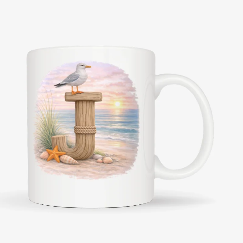 Mok met letter J | strand thema | standaard oor Mok met afbeelding van strand thema; letter J van hout met op de letter een meeuw. De mok heeft een standaard oor.