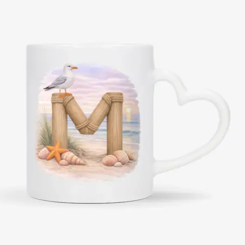 Mok met afbeelding van strand thema; letter M van hout met op de letter een meeuw. De mok heeft een hartvormig oor.