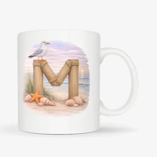 Mok met afbeelding van strand thema; letter M van hout met op de letter een meeuw. De mok heeft een standaard oor.