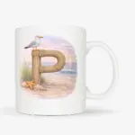 Mok met afbeelding van strand thema; letter P van hout met op de letter een meeuw. De mok heeft een standaard oor.