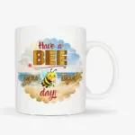 Mok met de tekst “Have a BEE you tiful day” met schattige bij in strand thema