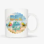 Mok met de tekst “BEE you tiful” met schattige bij in strand thema