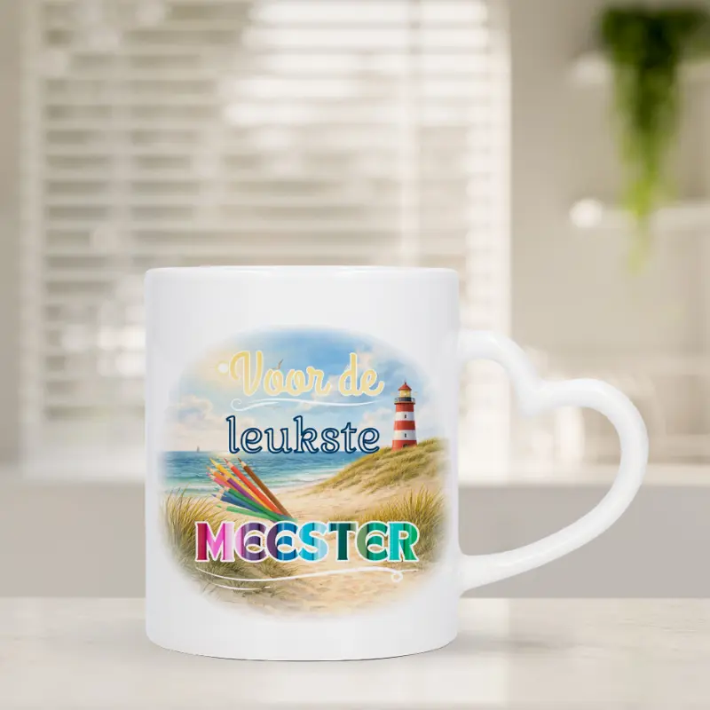 Mok Voor de leukste meester met hartvormig oor Mok met afbeelding van strand en vuurtoren met de tekst: Voor de leukste meester