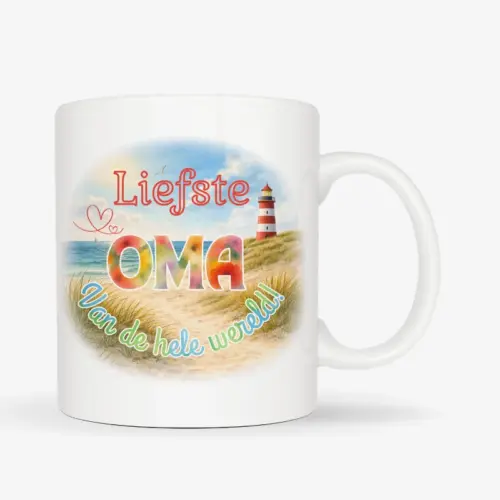 Mok met afbeelding van strand en vuurtoren met de tekst: Liefste oma van de hele wereld