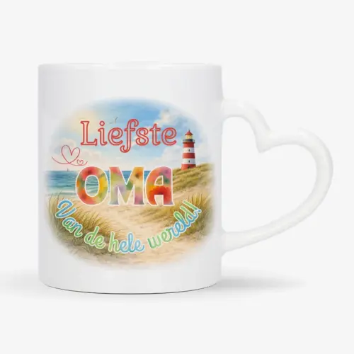 Mok met afbeelding van strand en vuurtoren met de tekst: Liefste oma van de hele wereld