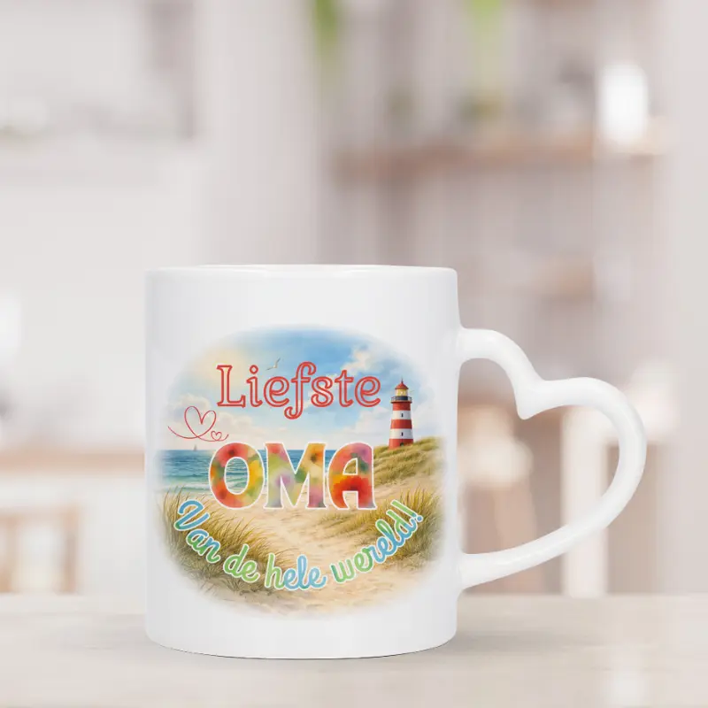 Mok Liefste oma van de hele wereld met hartvormig oor Mok met afbeelding van strand en vuurtoren met de tekst: Liefste oma van de hele wereld