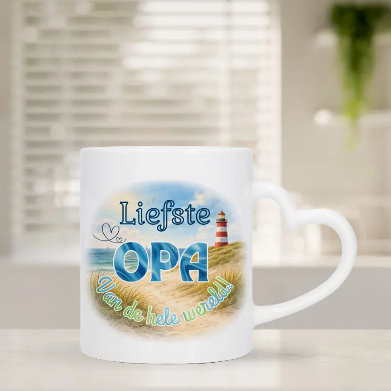 Mok Liefste opa van de hele wereld met hartvormig oor Mok met afbeelding van strand en vuurtoren met de tekst: Liefste opa van de hele wereld