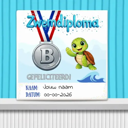 Sfeerafbeelding van een gepersonaliseerd zwemdiploma B tegeltje met schildpad opdruk en tekst gefeliciteerd inclusief naam en afzwemdatum.