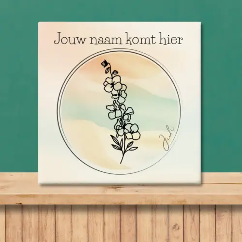 Sfeerafbeelding van een tegeltje met de geboortebloem van juli Ridderspoor