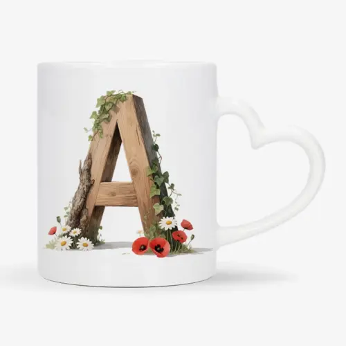 Witte mok met een opdruk van een houten letter A met klaprozen, bloemen en klimop.