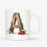 Witte mok met een opdruk van een houten letter A met klaprozen, bloemen en klimop.