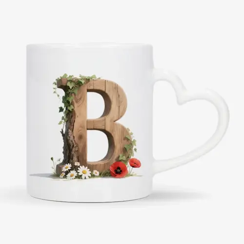 Witte mok met een opdruk van een houten letter B met klaprozen, bloemen en klimop.