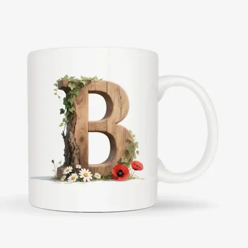 Witte mok met een opdruk van een houten letter B met klaprozen, bloemen en klimop.