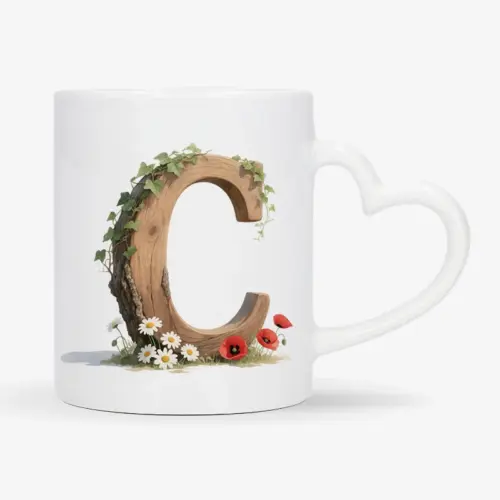 Witte mok met een opdruk van een houten letter C met klaprozen, bloemen en klimop.