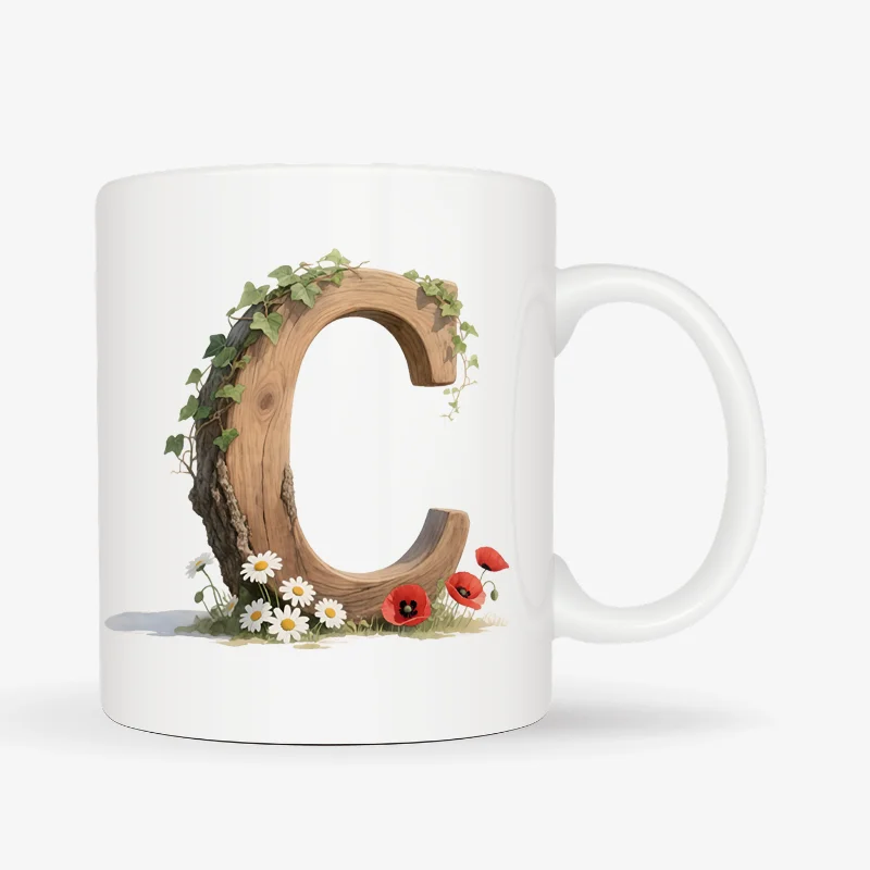 Mok letter C met standaard oor in bosthema Witte mok met een opdruk van een houten letter C met klaprozen, bloemen en klimop.