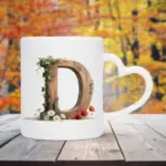 Mok letter D met hartvormig oor in bosthema