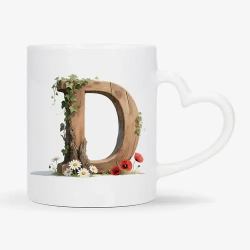 Witte mok met een opdruk van een houten letter D met klaprozen, bloemen en klimop.