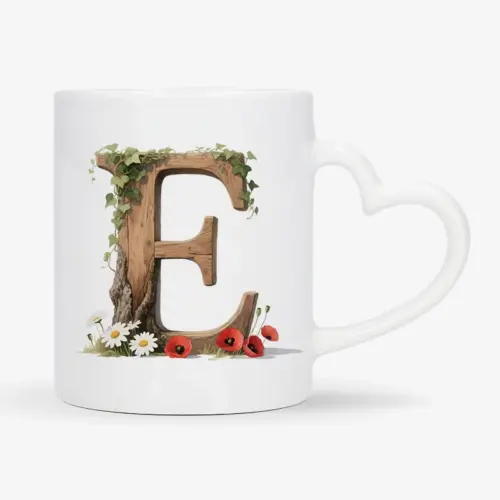 Witte mok met een opdruk van een houten letter E met klaprozen, bloemen en klimop.