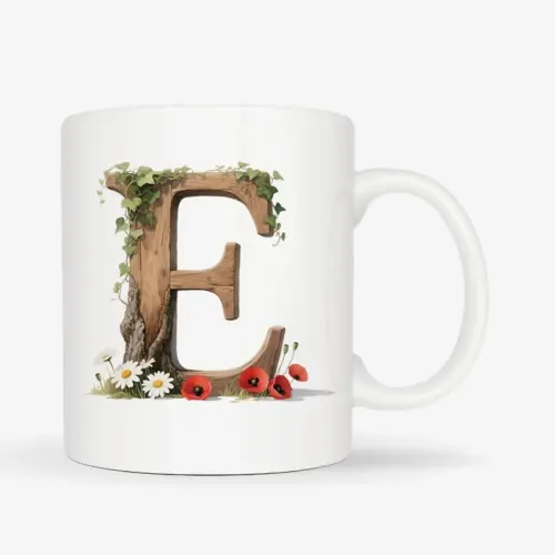Witte mok met een opdruk van een houten letter E met klaprozen, bloemen en klimop.