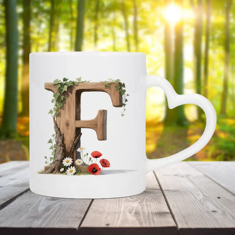 Mok letter F met hartvormig oor in bosthema Sfeerafbeelding van een witte mok met een opdruk van een houten letter F met klaprozen, bloemen en klimop.