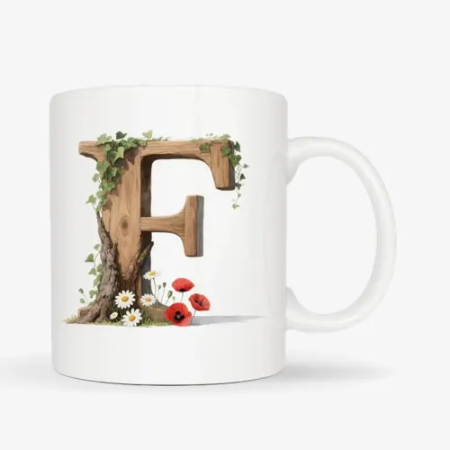 Witte mok met een opdruk van een houten letter F met klaprozen, bloemen en klimop.