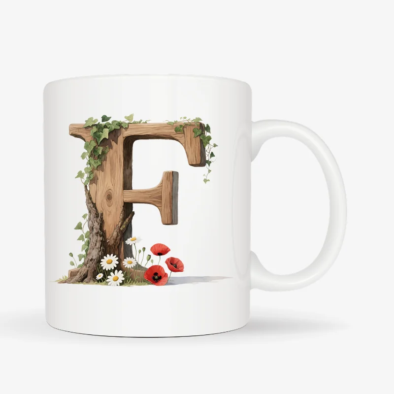 Mok letter F met standaard oor in bosthema Witte mok met een opdruk van een houten letter F met klaprozen, bloemen en klimop.