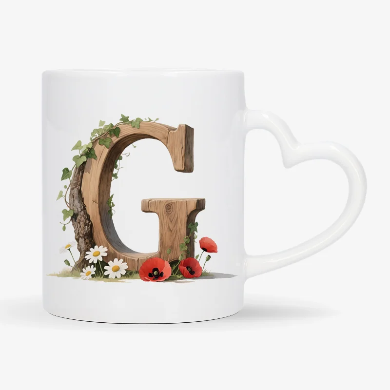 Mok letter G met hartvormig oor in bosthema Witte mok met een opdruk van een houten letter G met klaprozen, bloemen en klimop.