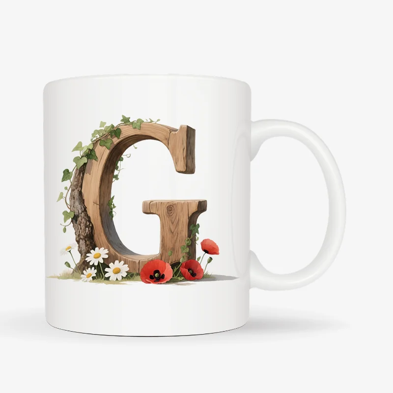 Mok letter G met standaard oor in bosthema Witte mok met een opdruk van een houten letter G met klaprozen, bloemen en klimop.