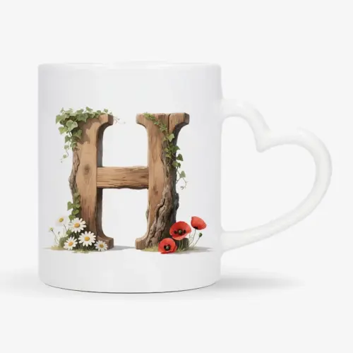 Witte mok met een opdruk van een houten letter H met klaprozen, bloemen en klimop.