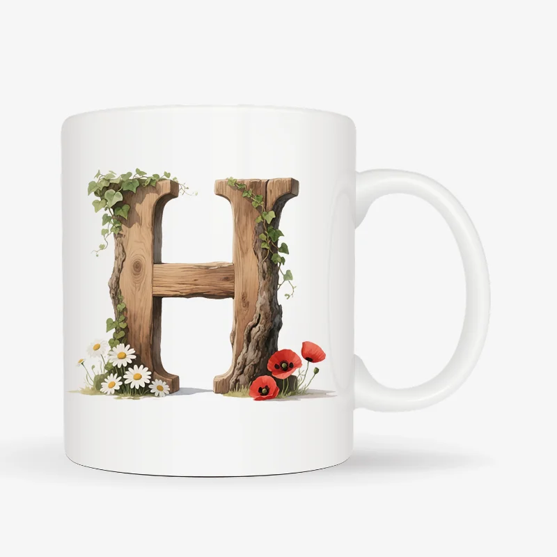 Mok letter H met standaard oor in bosthema Witte mok met een opdruk van een houten letter H met klaprozen, bloemen en klimop.