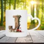 Mok letter J met hartvormig oor in bosthema