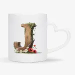 Witte mok met een opdruk van een houten letter J met klaprozen, bloemen en klimop.