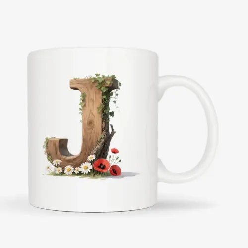Witte mok met een opdruk van een houten letter J met klaprozen, bloemen en klimop.