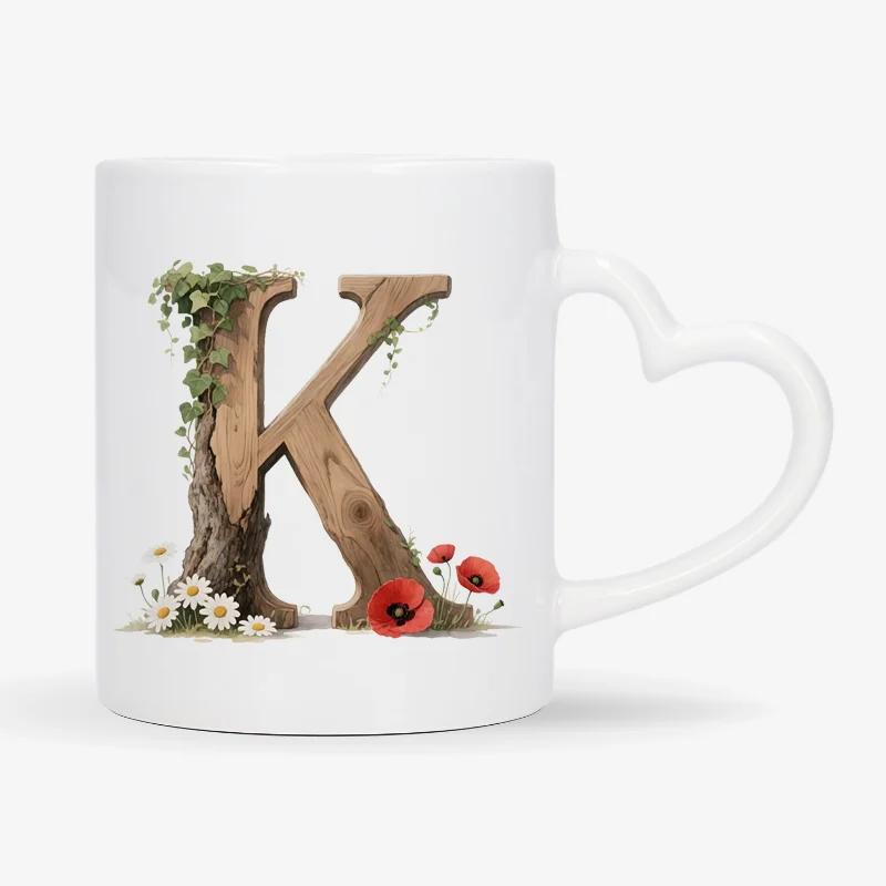 Mok letter K met hartvormig oor in bosthema Witte mok met een opdruk van een houten letter K met klaprozen, bloemen en klimop.