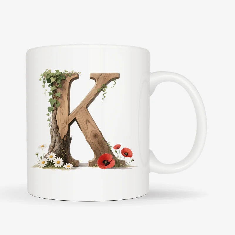 Mok letter K met standaard oor in bosthema Witte mok met een opdruk van een houten letter K met klaprozen, bloemen en klimop.