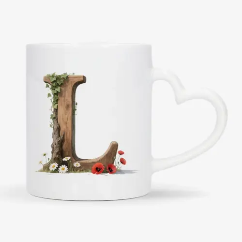 Witte mok met een opdruk van een houten letter L met klaprozen, bloemen en klimop.
