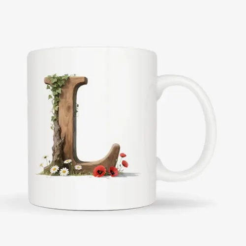 Witte mok met een opdruk van een houten letter L met klaprozen, bloemen en klimop.