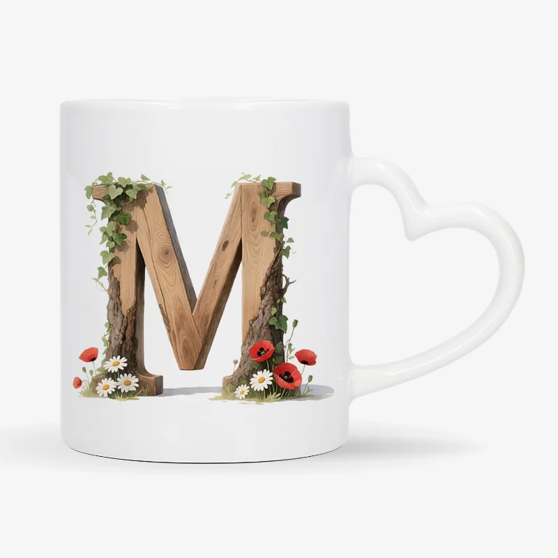 Mok letter M met hartvormig oor in bosthema Witte mok met een opdruk van een houten letter M met klaprozen, bloemen en klimop.