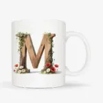 Witte mok met een opdruk van een houten letter M met klaprozen, bloemen en klimop.