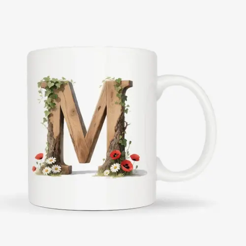 Witte mok met een opdruk van een houten letter M met klaprozen, bloemen en klimop.