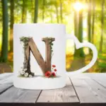 Mok letter N met hartvormig oor in bosthema