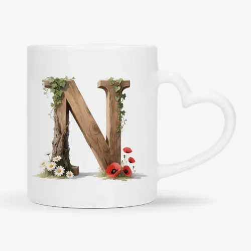 Witte mok met een opdruk van een houten letter N met klaprozen, bloemen en klimop.