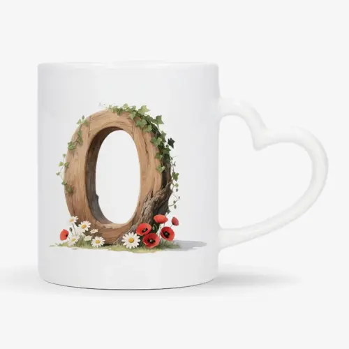 Witte mok met een opdruk van een houten letter O met klaprozen, bloemen en klimop.