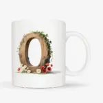 Witte mok met een opdruk van een houten letter O met klaprozen, bloemen en klimop.