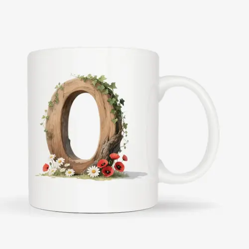 Witte mok met een opdruk van een houten letter O met klaprozen, bloemen en klimop.
